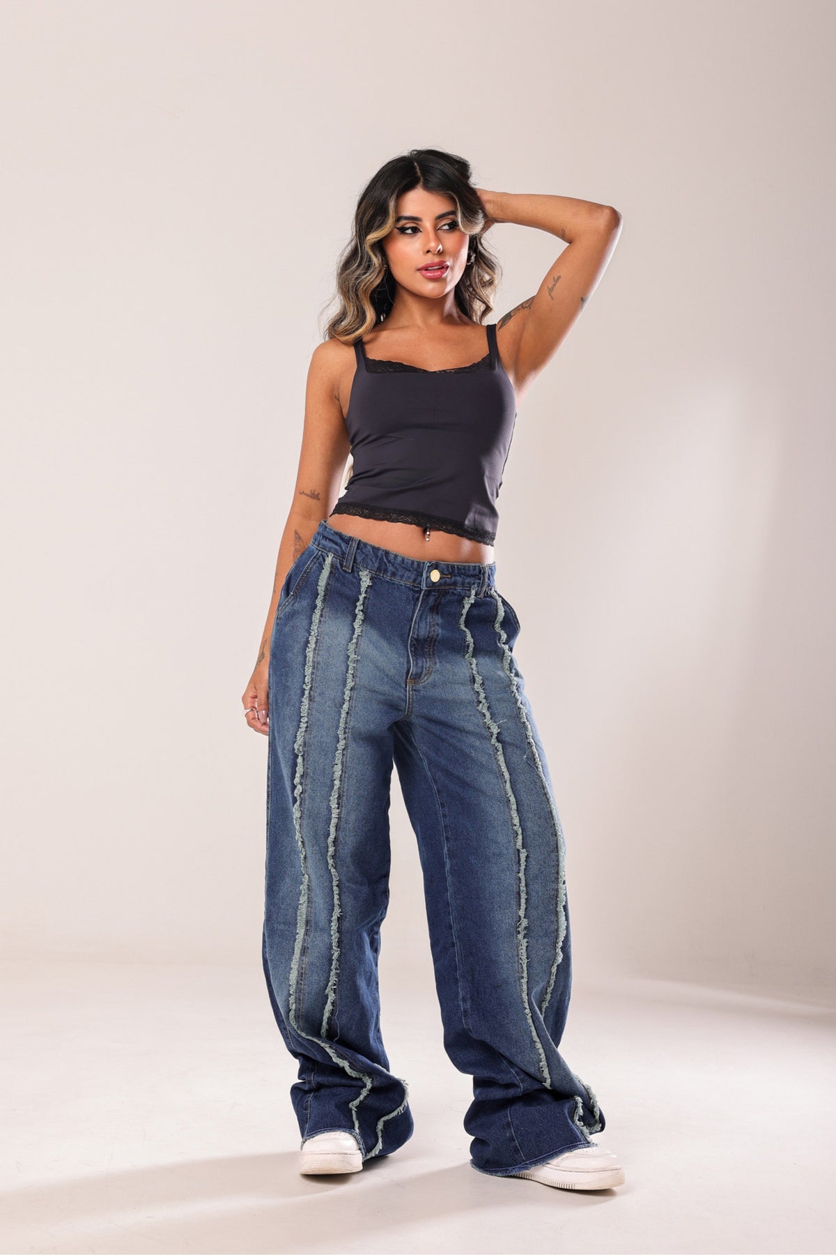 Calça Jeans Wide Leg com Detalhes Desfiados