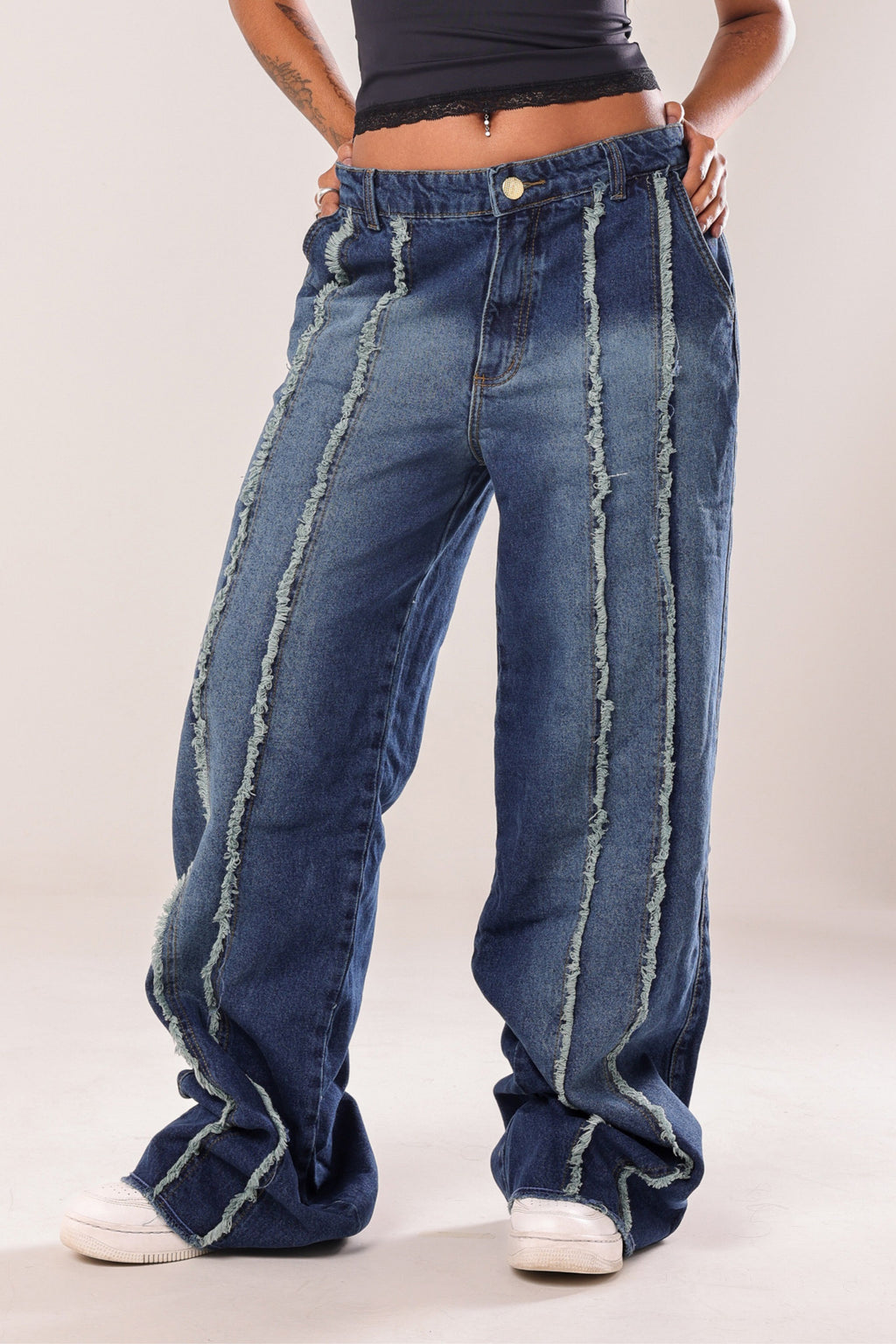 Calça Jeans Wide Leg com Detalhes Desfiados