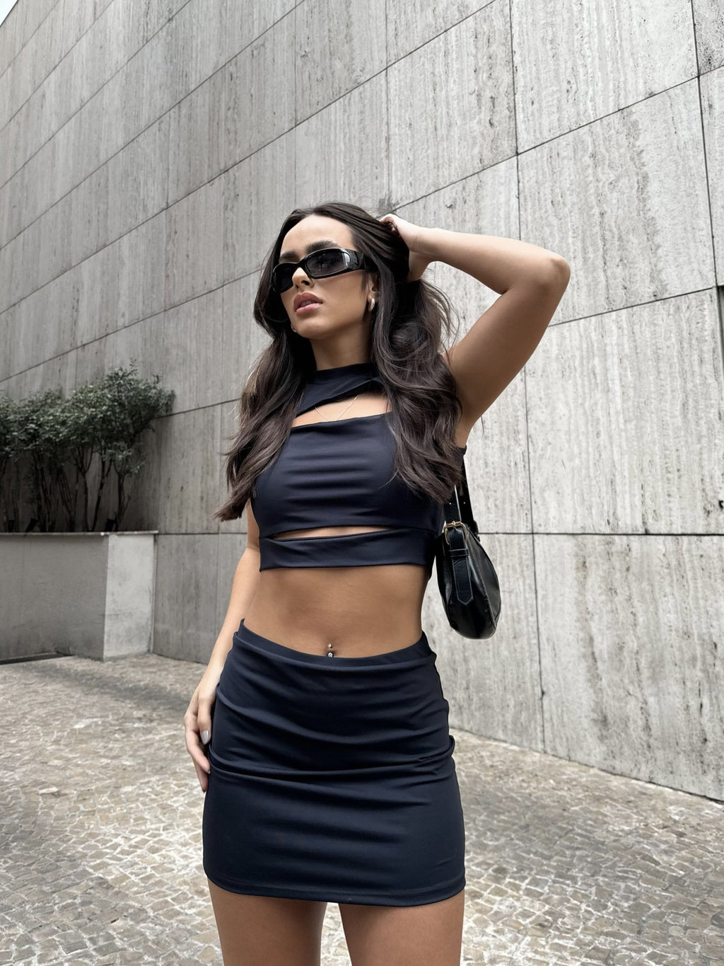 Blusa sem manga com abertura na barriga