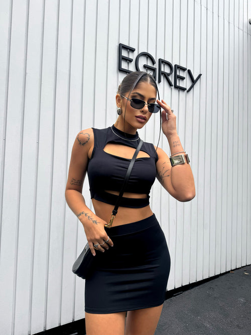 Blusa sem manga com abertura na barriga