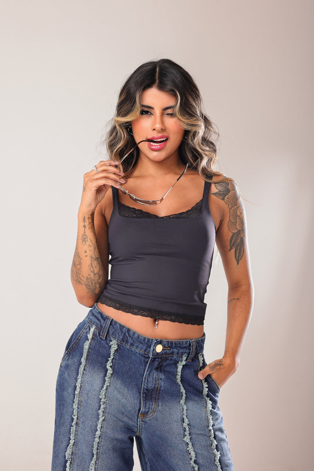 Calça Jeans Wide Leg com Detalhes Desfiados