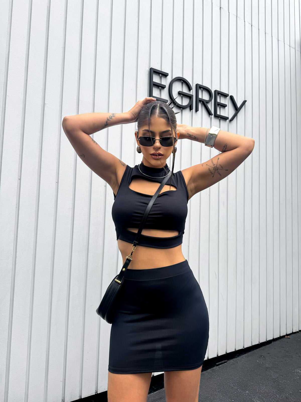 Blusa sem manga com abertura na barriga
