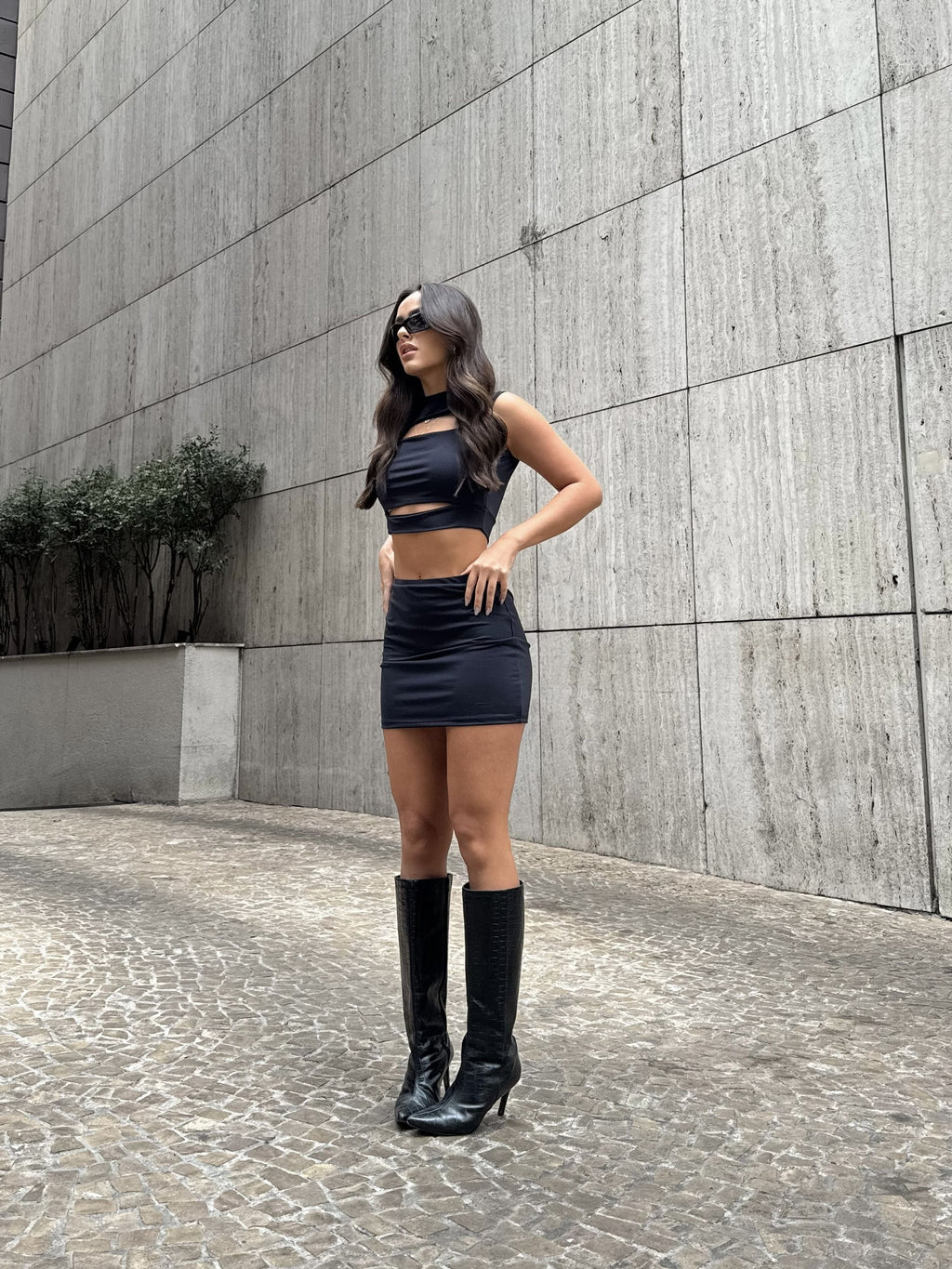 Blusa sem manga com abertura na barriga