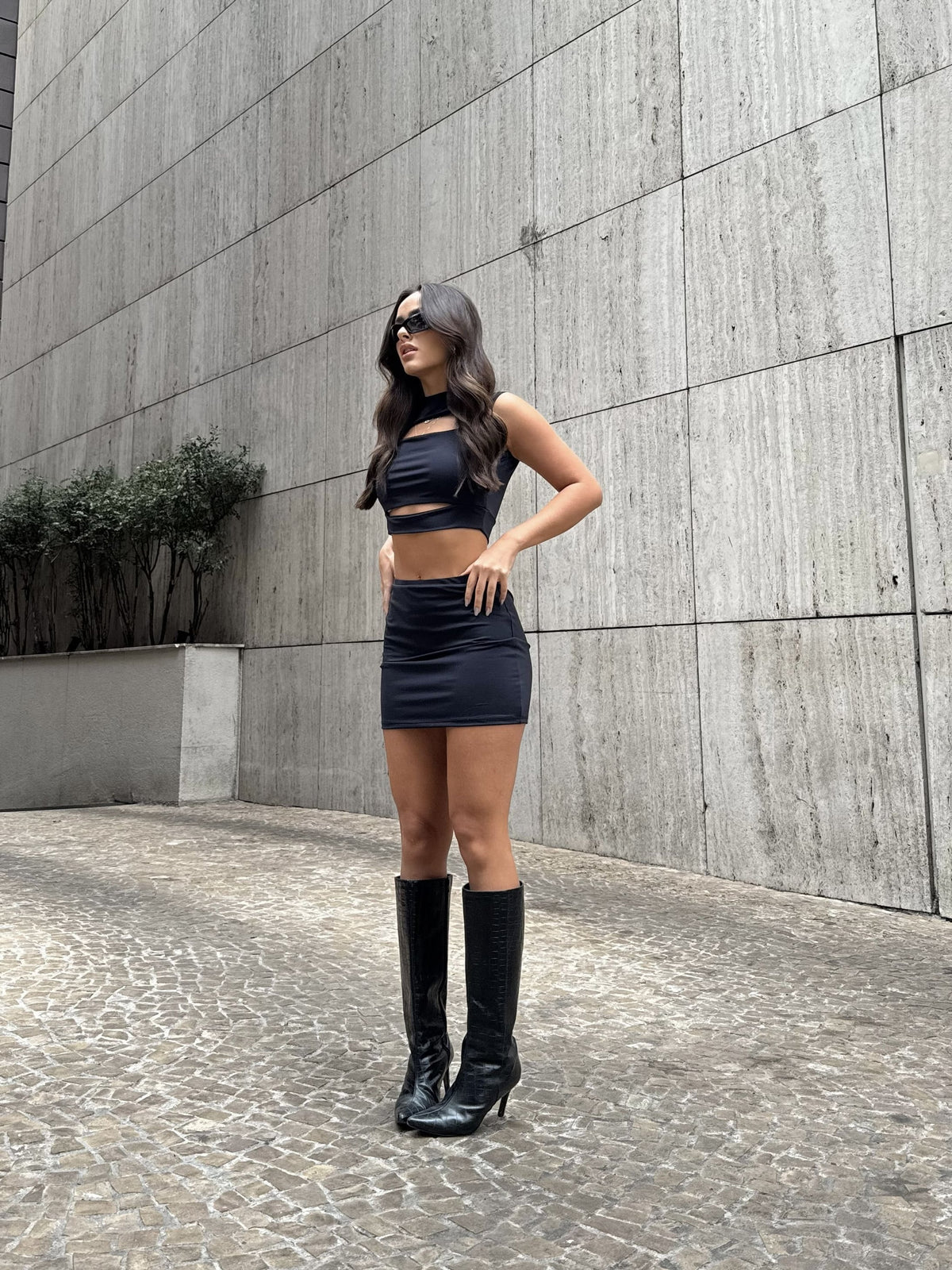Blusa sem manga com abertura na barriga