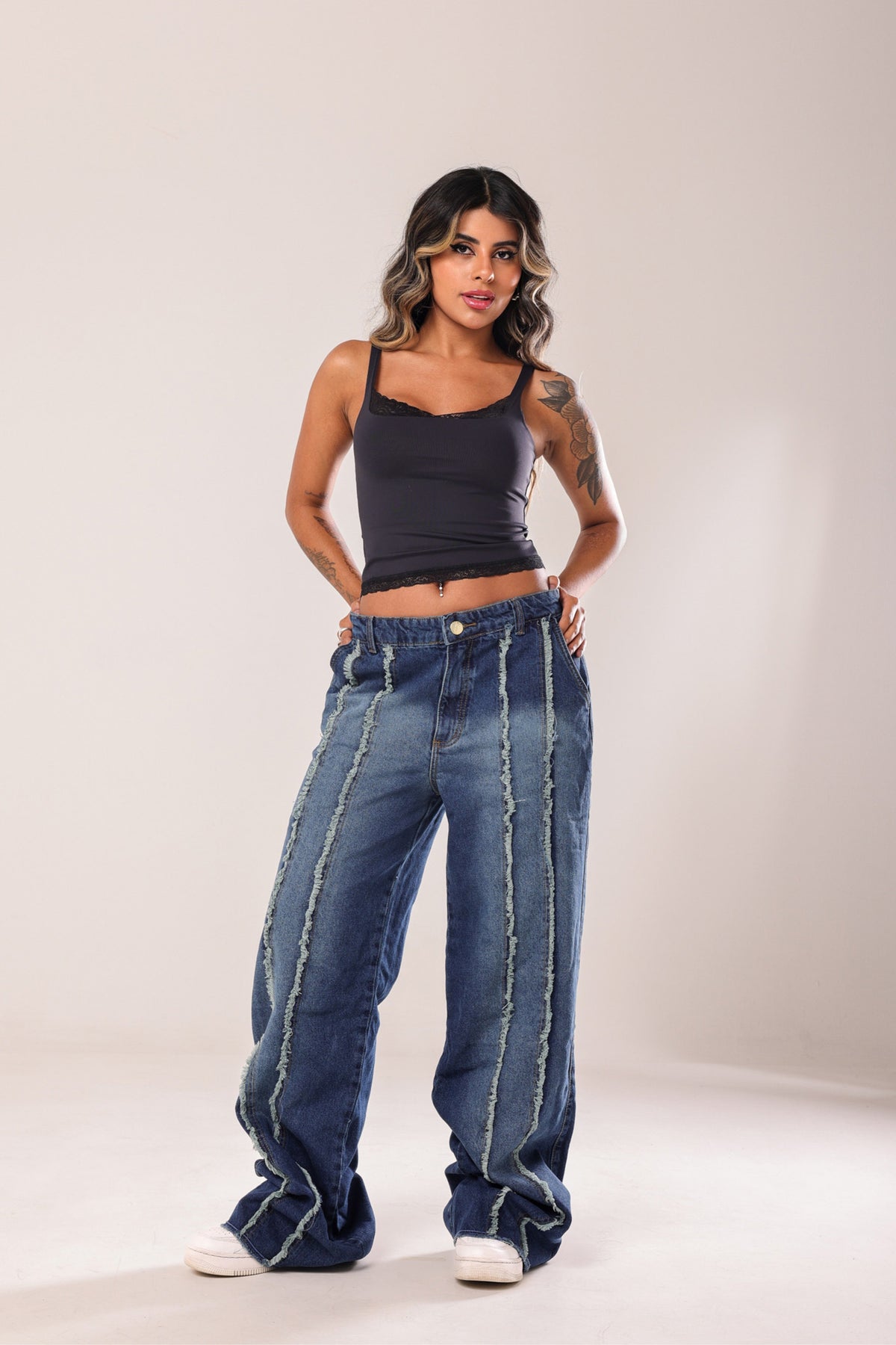 Calça Jeans Wide Leg com Detalhes Desfiados