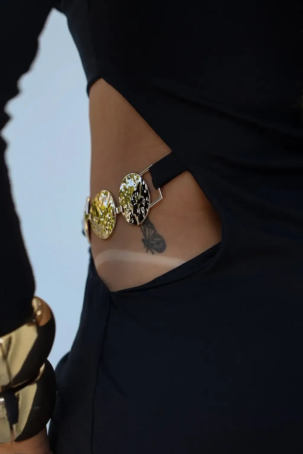 Vestido Curto com Recortes e Aplicação Dourada